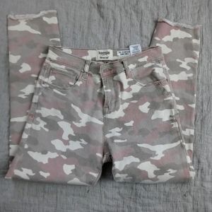 NWOT Kensie effortless skinny jeans in rosewater camouflage